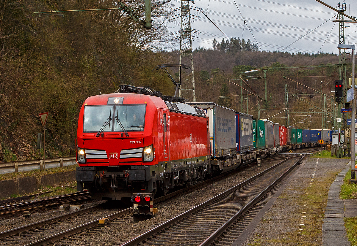 Die DB 193 337 (91 80 6193 337-3 D-DB) fährt am 06.04.2022 mit einem KLV-Zug durch Scheuerfeld (Sieg) in Richtung Siegen. Nochmals einen lieben Gruß an den netten Lokführer zurück, der mich hier mit Handzeichen und Lichtsignal freundlich grüßte. 

Die Siemens Vectron MS (200 km/h - 6.4 MW) wurden 2018 von Siemens unter der Fabriknummer 22417 und gebaut, sie hat die Zulassungen für  D / A / CH / I / NL / B  (Deutschland, Österreich, Schweiz, Italien, Niederland und Belgien) und kann so vom Mittelmeer bis an die Nordsee ohne Lokwechsel durchfahren.

So kann diese Lok diesen KLV-Zug, durch die Schweiz, bis nach Italien bringen. Wobei die Lokführer wechseln, so fahren in der Schweiz Schweizer und in Italien italienische Lokführer.
