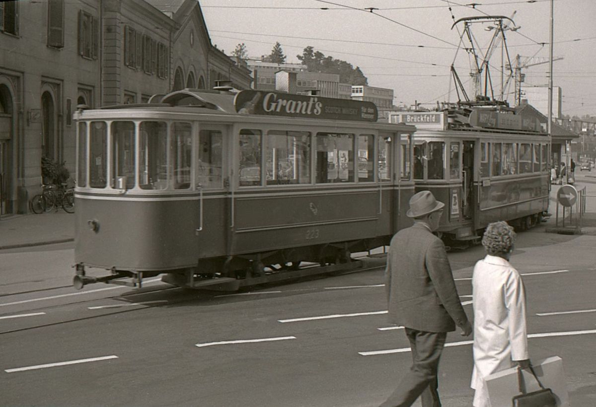 Die ehemalige Tramlinie 1 in Bern: Der nicht luftgebremste Motorwagen 146, bei dem der Wagenführer stehen muss, mit dem Anhänger 223 am Bahnhofplatz / Ostfassade des alten Berner Bahnhofs. Der Anhänger fährt leer mit; er wurde am Güterbahnhof beigestellt, doch wird er erst bei der Rückfahrt von Brückfeld am Bahnhof von einem Schaffner geöffnet werden. 21.September 1965   