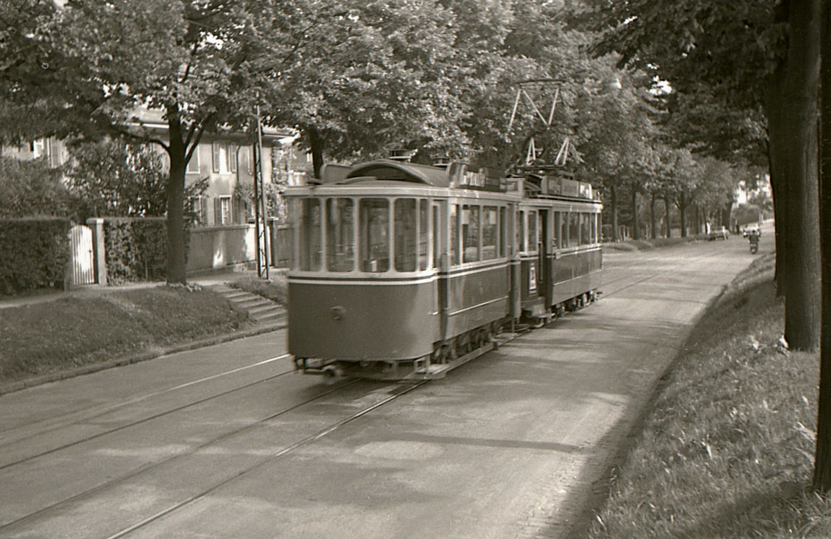 Die ehemalige Tramlinie 1 in Bern im Raum Brückfeld: Ein Tramzug mit dem alten Motorwagen 146 (noch ohne Luftbremse und für stehende Bedienung) mit dem Zweiachsanhänger 223 fährt von der Endstation Brückfeld her hinunter Richtung Bierhübeli. 21.September 1965. 