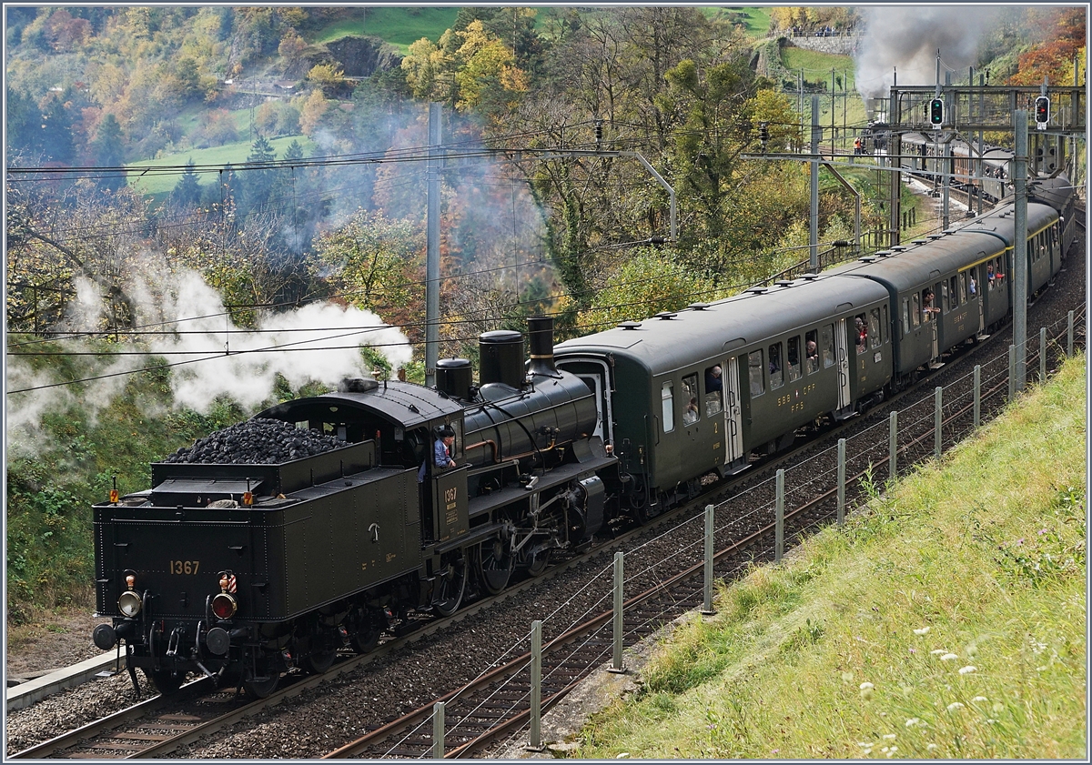 Die Elefanten kommen! Und am Schluss schiebt die formschöne B 3/4 1367 nach.
Intschi, den 21. Okt. 2017