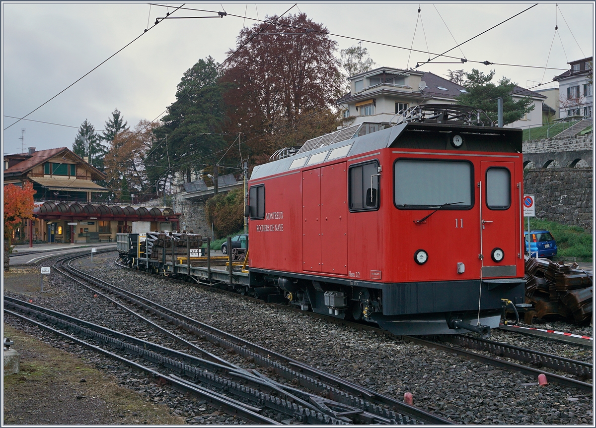 Die Hem 2/2 11 wartet mit einigen Güterwagen in Glion auf Beginn der Bauphase II, welche für drei Wochen die Rocheres de Naye Bahn eine komplete Einstellung der Planverkehrs bedeutet ( SEV Montreux - Le Haut de Caux, ab dort keine Verkehr auf den Rochers de Nayer).
29. Okt. 2016
