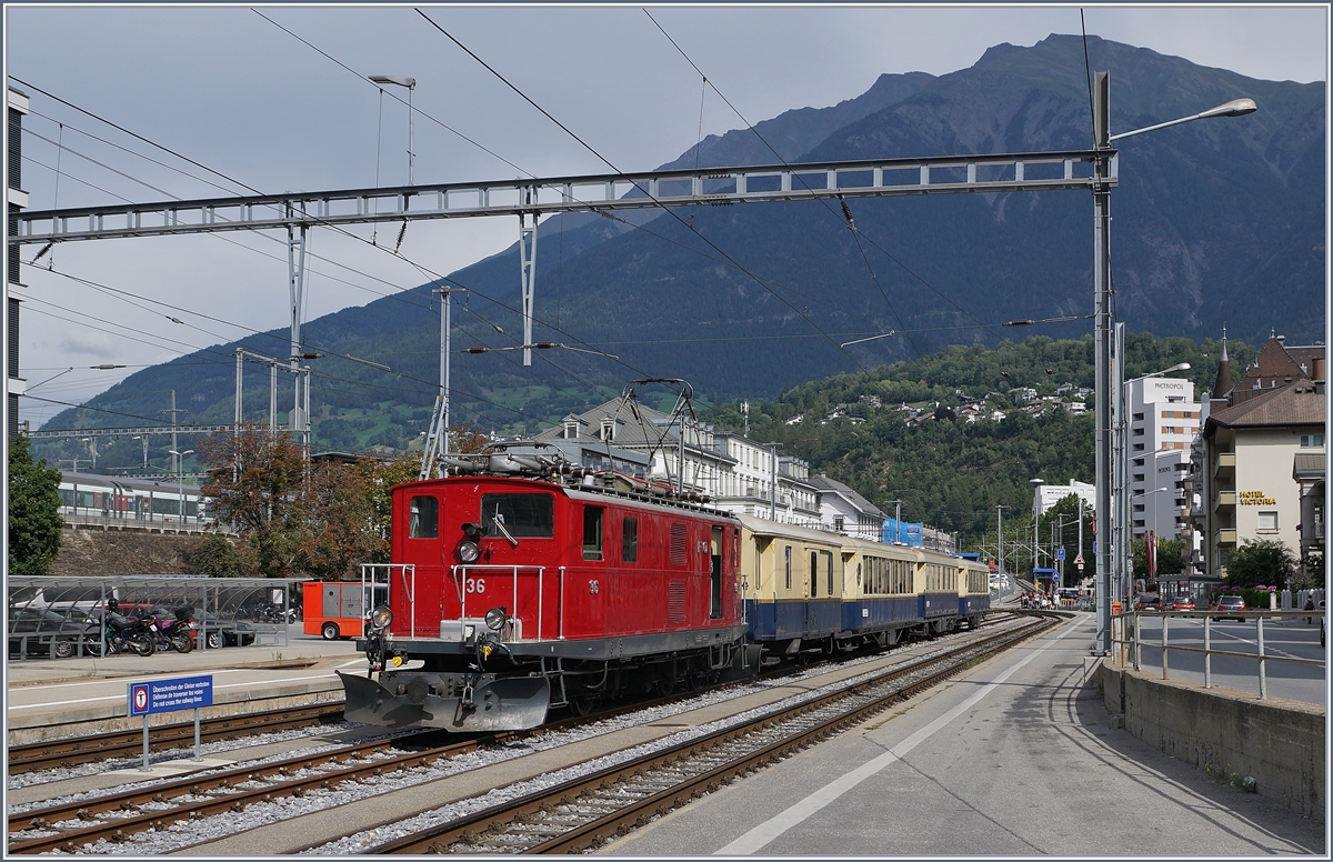 Die HGe 4/4 36 steht mit ihrem Glacier Pullman Express St.Moritz - Zermatt in Brig. Der sch�ne Zug ist wie folgt formiert: RhB D 4051, RhB As 1144, RhB WR-S 3820 uns RhB As 1143. 31. August 2019 