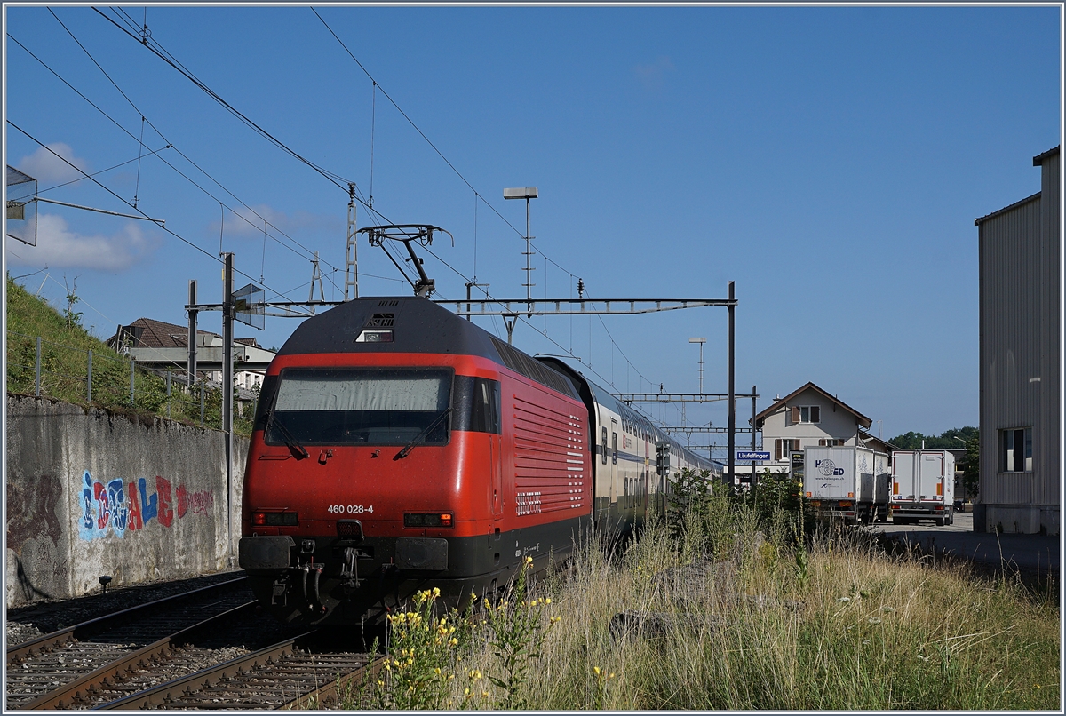 Die ihren IC schienend SBB Re 460 028-4 hat soeben den  Alten Hauenstein  Tunnel verlassen und fährt nun durch den Bahnhof von Läufelfingen in Richtung Basel. (Sommerfahrplan 2018)

11. Juli 2018