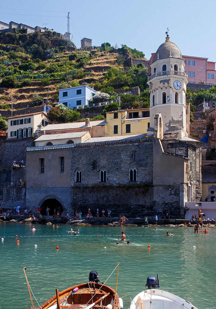 Die Kirche Santa Margherita (Chiesa di Santa Margherita) in Vernazza (Cinque Terre) am 22.07.2022.