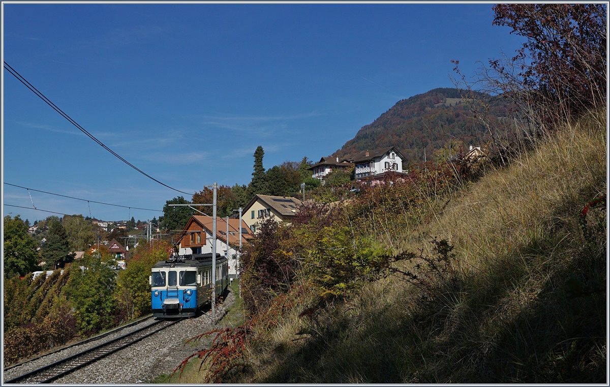 Die MOB ABDe 8/8 werden weiterhin, wenn auch unregelmässig in HVZ Umläufen Montreux - Chernex - Montreux eingesetzt: Hier Bilder des ABDe 8/8 4001 SUISSE bei Planchamp vom 25. Oktober 2018