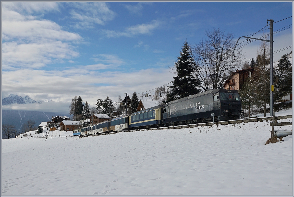 Die MOB Ge 4/4 8003 mit den recht bunten IR 2122  MOB Panoramic  aufdem weg von Montreux nach Zweisimmen bei Les Avants.
03.02.2018