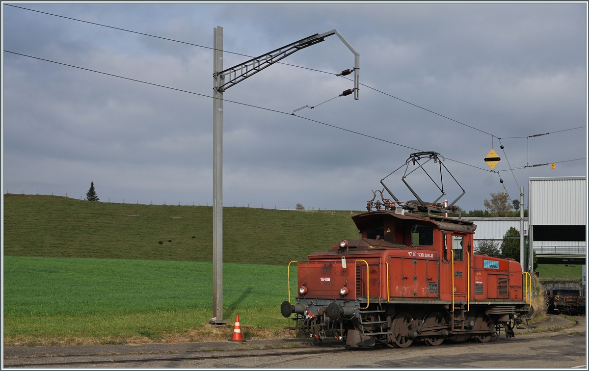  Die noch vor wenigen Jahren in Biel/Bienne im Rangiereinsatz stehende Ee 3/3 16408 (Baujahr 1946) hat nun bei der RUWA im Emmental eine neue Beschäftigung gefunden. Das Bild zeigt die Lok, die auf das Entladen der von ihr ins Werk bei Wasen i.E. gebrachten Flachwagen wartet, um die leeren Wagen wieder nach Sumiswald-Grünen zurück zu bringen.

21. September 2020