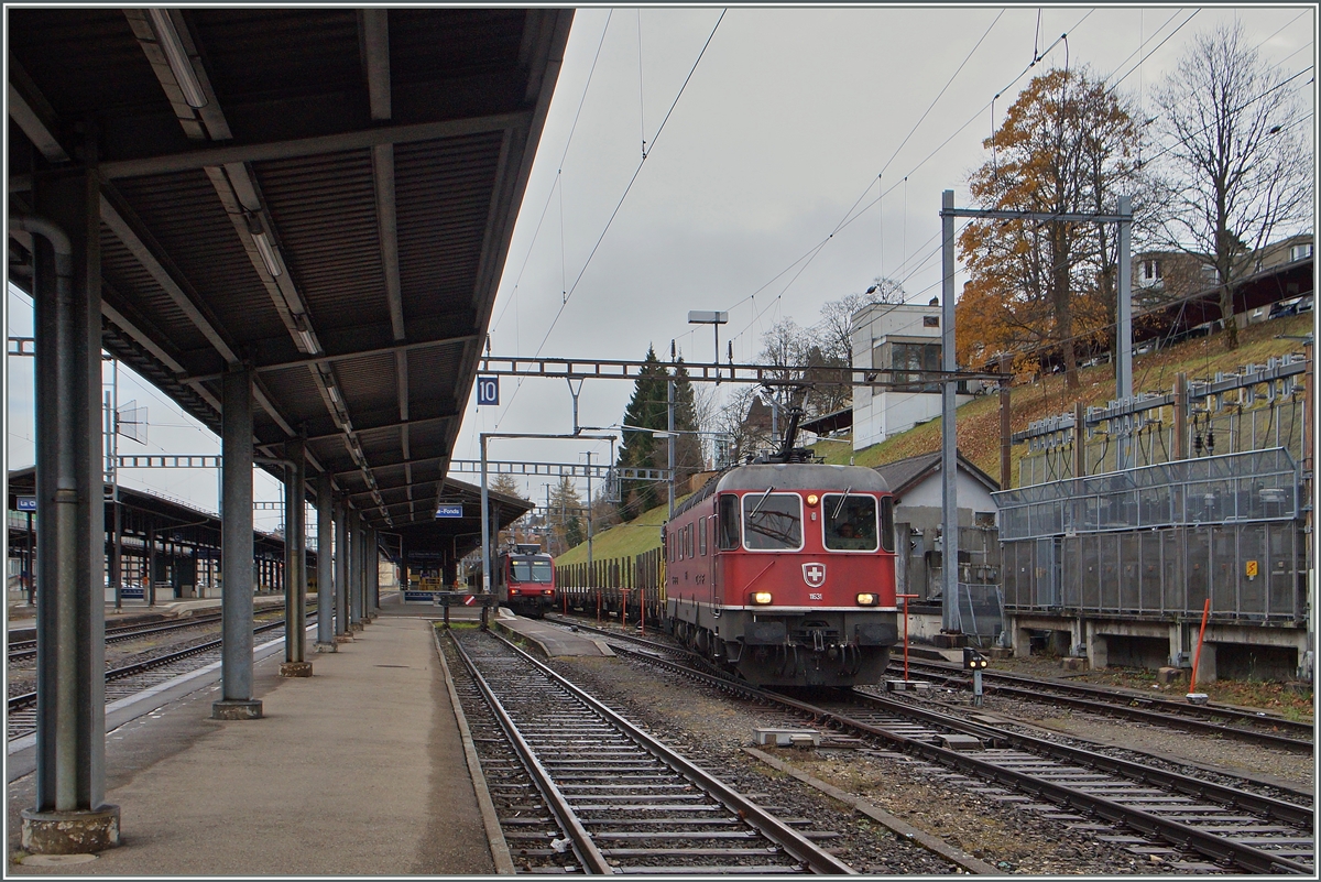 Die Re 6/6 11634  Aarburg-Oftringen  verlässt mit einen Güterzug la Chaux de Fonds in Richtung Le Locle.

17. Nov. 2014