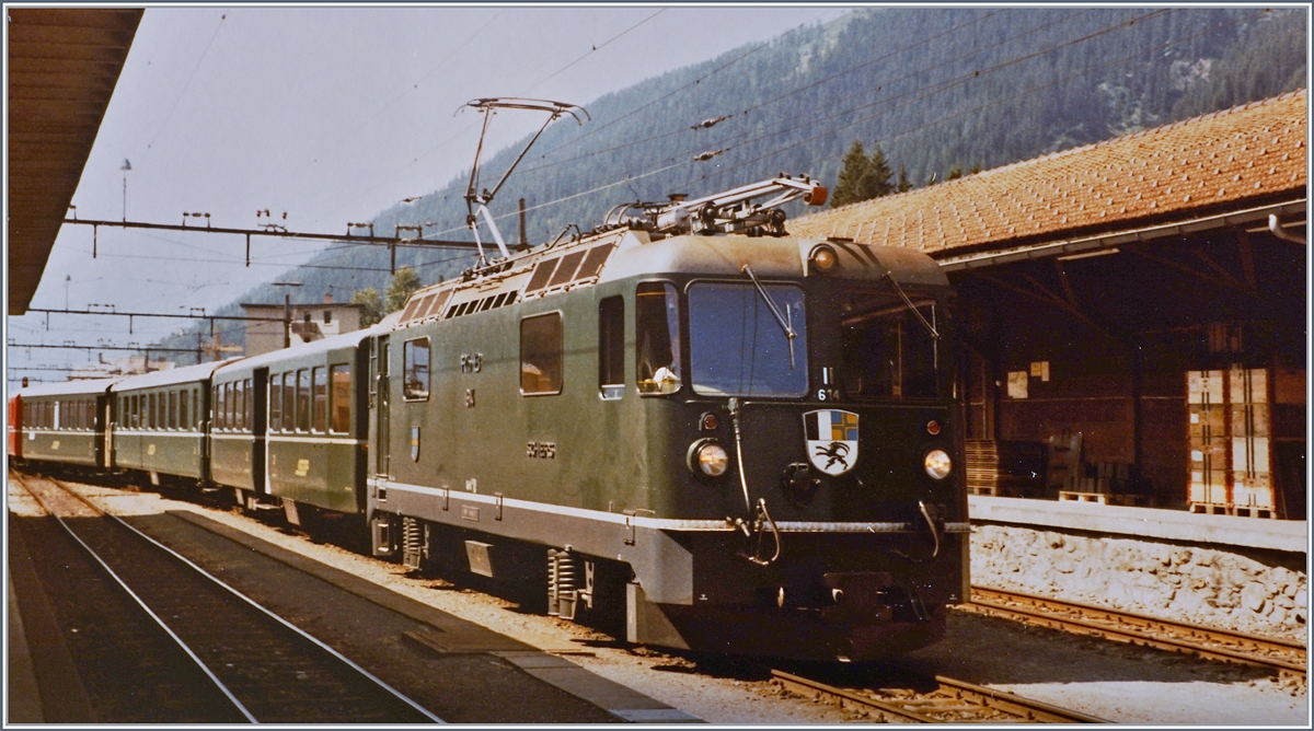 Die RhB Ge 4/4 II 614 macht sich mit dem Schnellzug 40 nach Landquart an Gleis 1 in Davos Platz bereit. 
20. August 1984