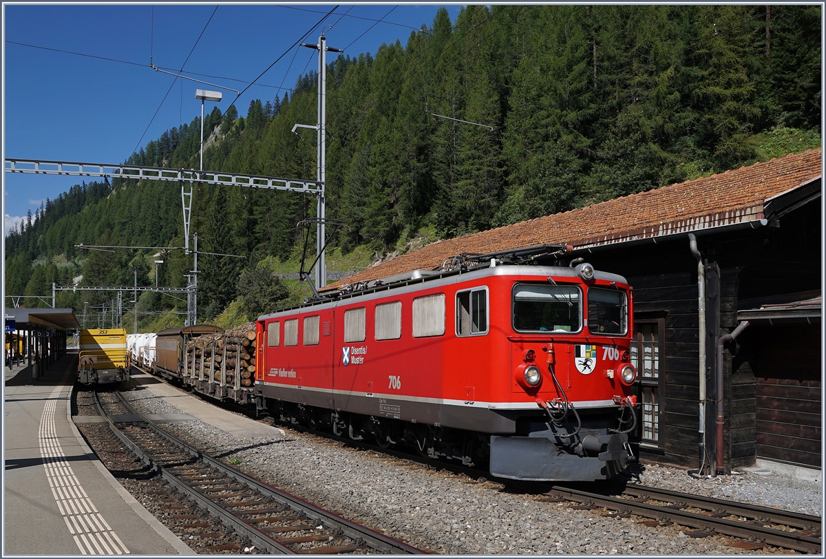 Die RhB Ge 6/6 II 706 Disentis / Mustér musste mit ihrem Güterzug in Bergün / Bravuogn den Gegenzug abwarten und kann nun die Fahrt Richtung Albula fortsetzten.
14. Sept. 2016