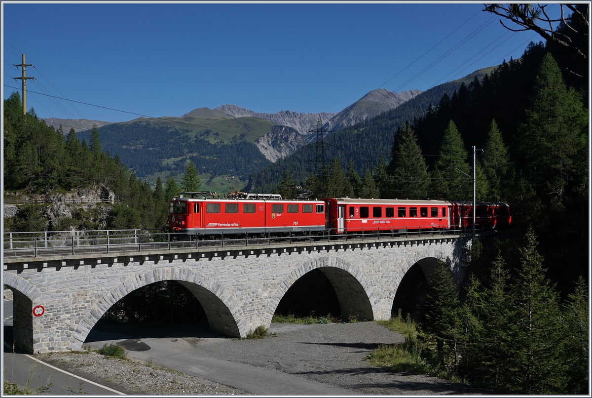 Die RhB Ge 6/6 II 707  Scuol  mit einen RE Richtung St.Moritz auf dem Alubla-Viadukt I zwischen Muot und Preda.
14. Sept. 2016