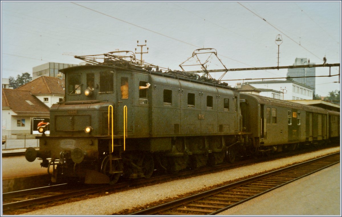 Die SBB Ae 3/6 I 10596 mit einem Postzug in Aarau.

24. Juli 1984