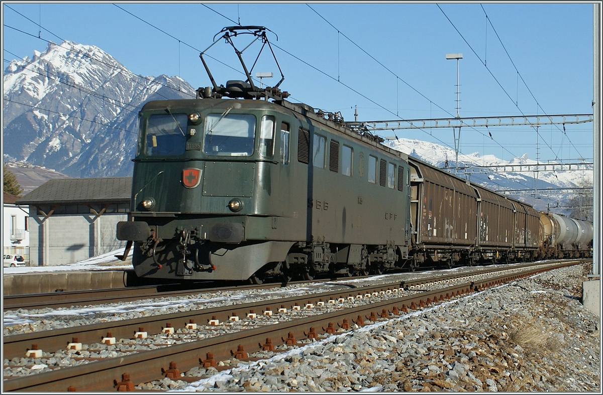 Die SBB Ae 6/6 11435 mit einem Güterzug in Ardon.
12. Jan. 2009