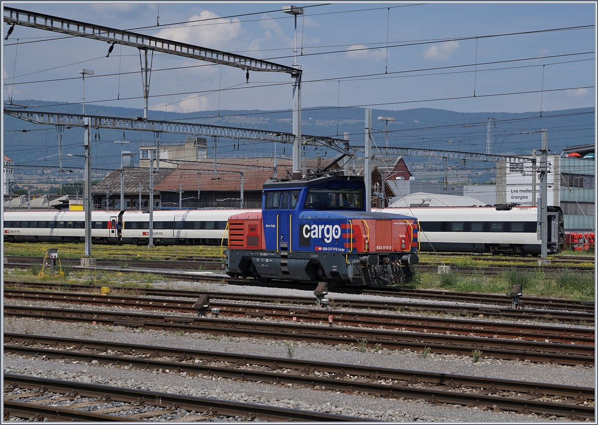Die SBB Cargo Eem 923 015-2 steht vor dem Hintergrund eines in der Revision befindlichen ICN in Yverdon. 

10. August 2020