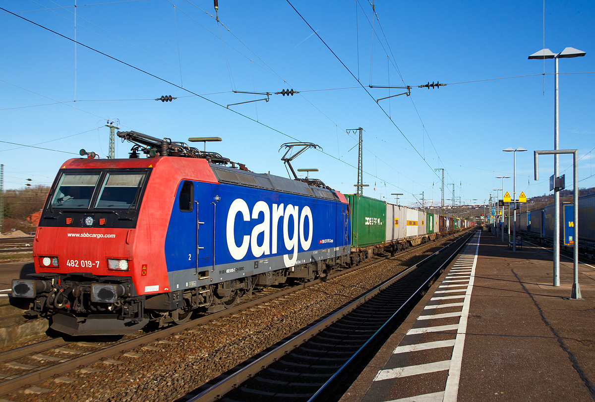 Die SBB Cargo Re 482 019-7 (91 85 4482 019-7 CH-SBBC) zieht am 29.12.2017 einen langen Containerzug durch den Bf Weil am Rhein in Richtung Schweiz. 

Die TRAXX F140 AC1 wurde 2003 von Bombardier in Kassel unter der Fabriknummer   33572 gebaut.