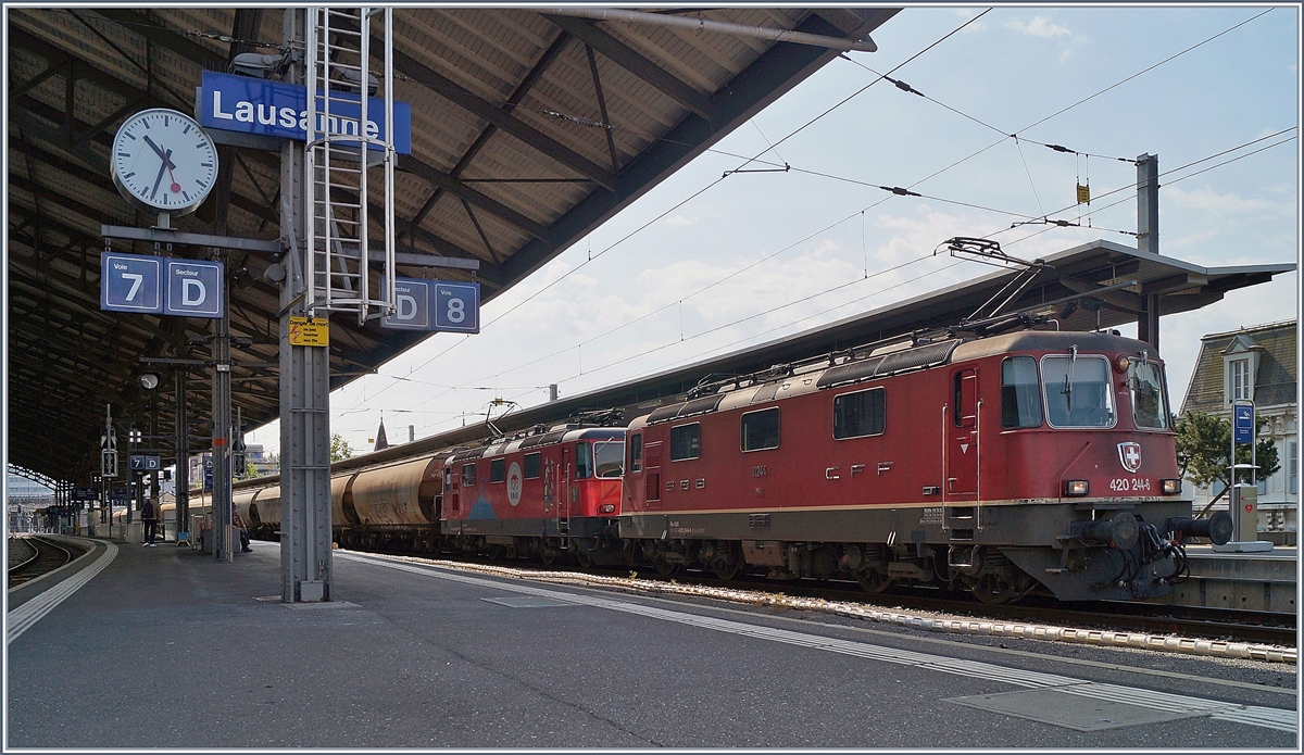Die SBB Re 420 244-6 und die Re 420 294-1 warten mit dem  Spaghetti -Zug in Lausanne auf die Weiterfahrt. 
Leider ist es mir nicht gelungen, den Gegenzug, bei welchem die Re 4/4 II  100 Jahre KNIE  an der Spitze und das Licht besser wäre, zu fotografieren. 

21. Juli 2020