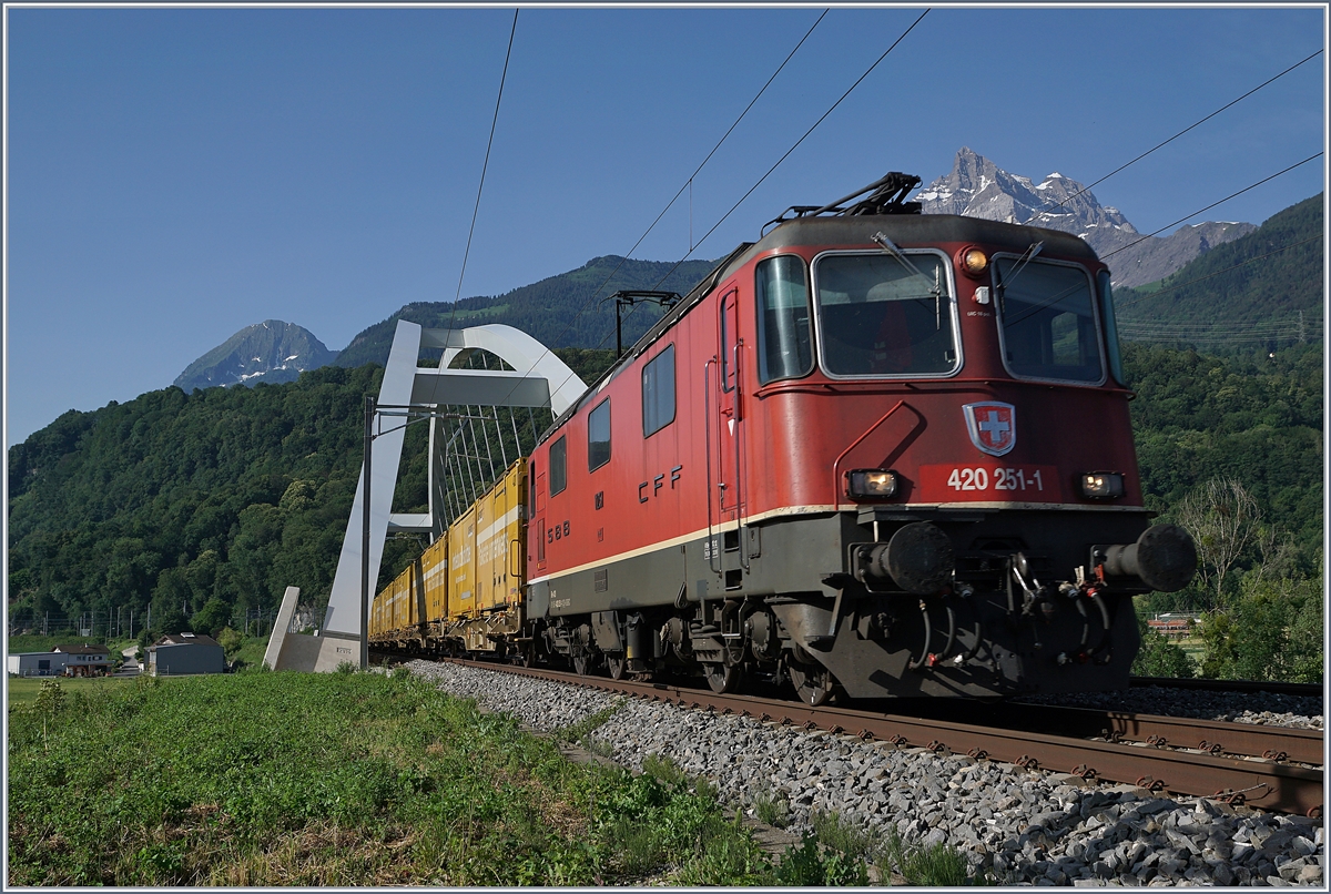 Die SBB Re 420 251-1 mit ihrem Postzug auf der Fahrt Richtung Lausanne konnte gerade noch ohne Gegenlicht bei der Rhone Brücke zwischen St-Maurice und Bex abgelichtet werde. 

25. Juni 2019