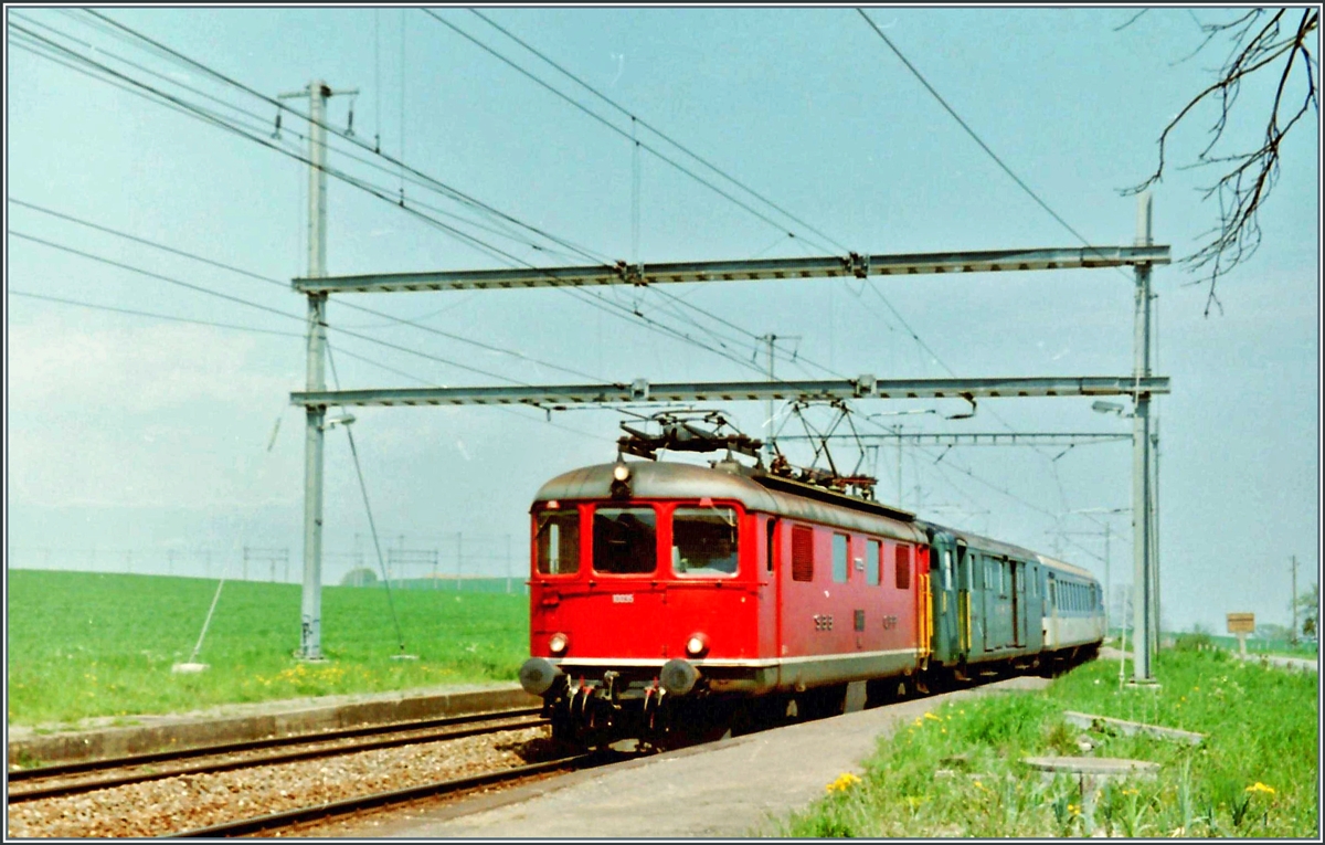 Die SBB Re 4/4 I 10035 erreicht mit ihrem Regionalzug von Vallorbe nach Lausanne den Bahnhof von Arnex. 

3. März 1995