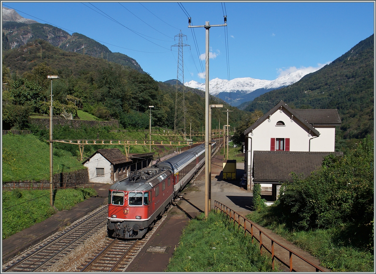 Die SBB Re 4/4 II 11196 mit dem EC 153 Luzern - Milano bei der Durchfahrt im schon seit langem nicht mehr genutzten Bahnhof Giornico . 
24. Sept. 2015