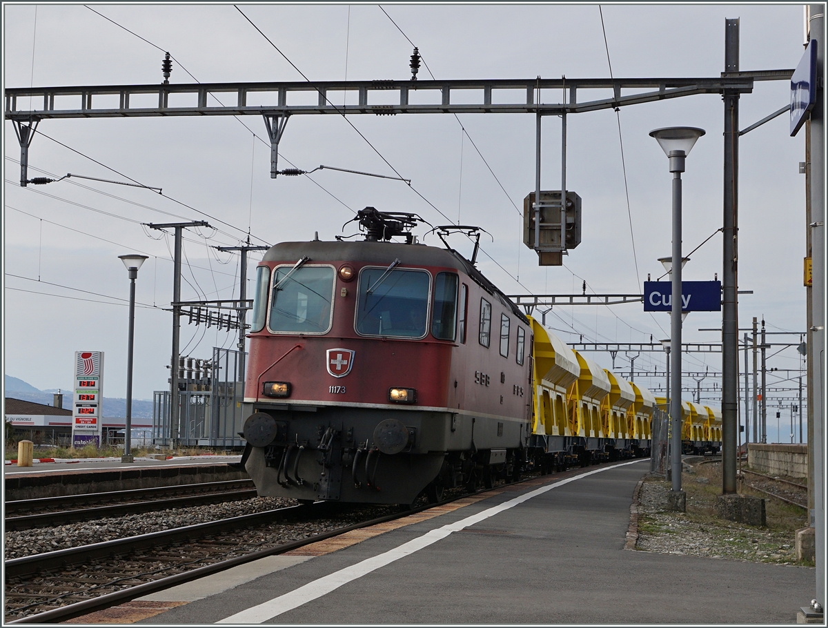 Die SBB Re 4/4 II 11173 fährt mit einem Güterzug in Cully durch.
22. Feb. 2016