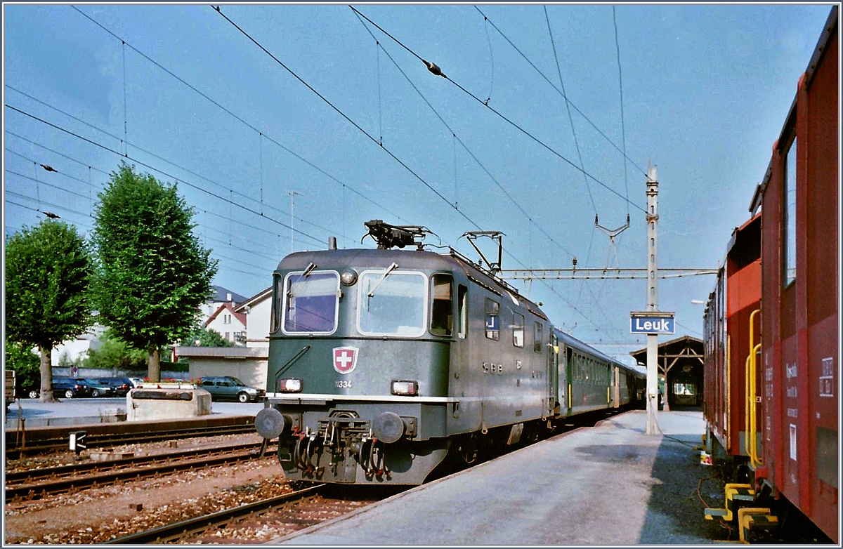 Die SBB Re 4/4 II N° 11334 verlässt mit ihrem Schnellzug Leuk Richtung Brig. 

im Juli 1995