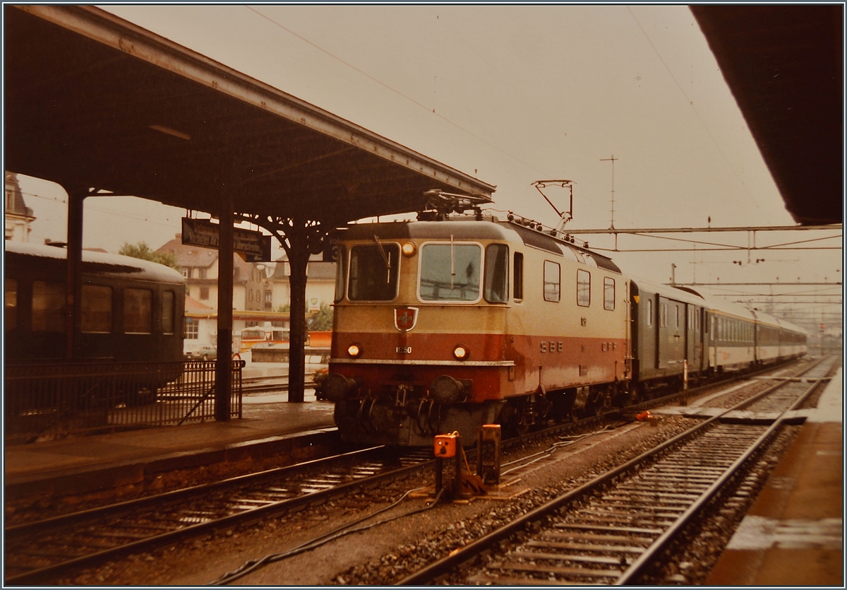 Die SBB Re 4/4 II 11250 erreicht mit dem IC 374 von Basel SBB nach Genève den Bahnhof von Delémont. 
Damals verkehrten zu den Taktzügen drei beschleunigte IC Paare ausser Takt.

16. Sept. 1984