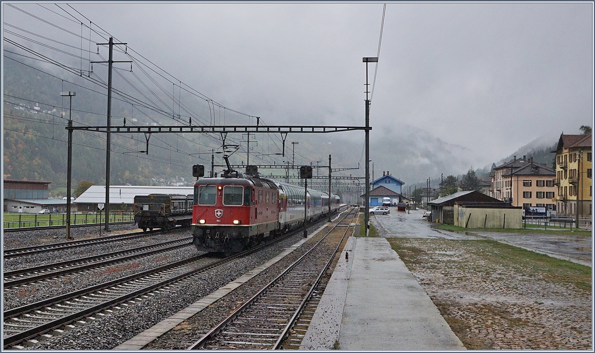 Die SBB Re 4/4 II 11159 mit dem Gotthard-Panorama Express bei der Durchfahrt in Ambri-Piotta. 

19. Okt. 2019