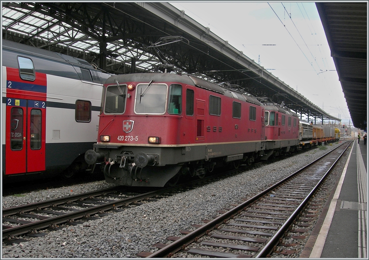 Die SBB Re 4/4 II 11273 (Re 420 273-5) und Re 4/4 II 11269 (Re 420 269-3) in Vielfachsteuerung warten mit ihrem Güterzug in Lausanne die Überholung ab, um dann ihre Fahrt in Richtung Villeneuve fortzusetzten.

2. Dez. 2024