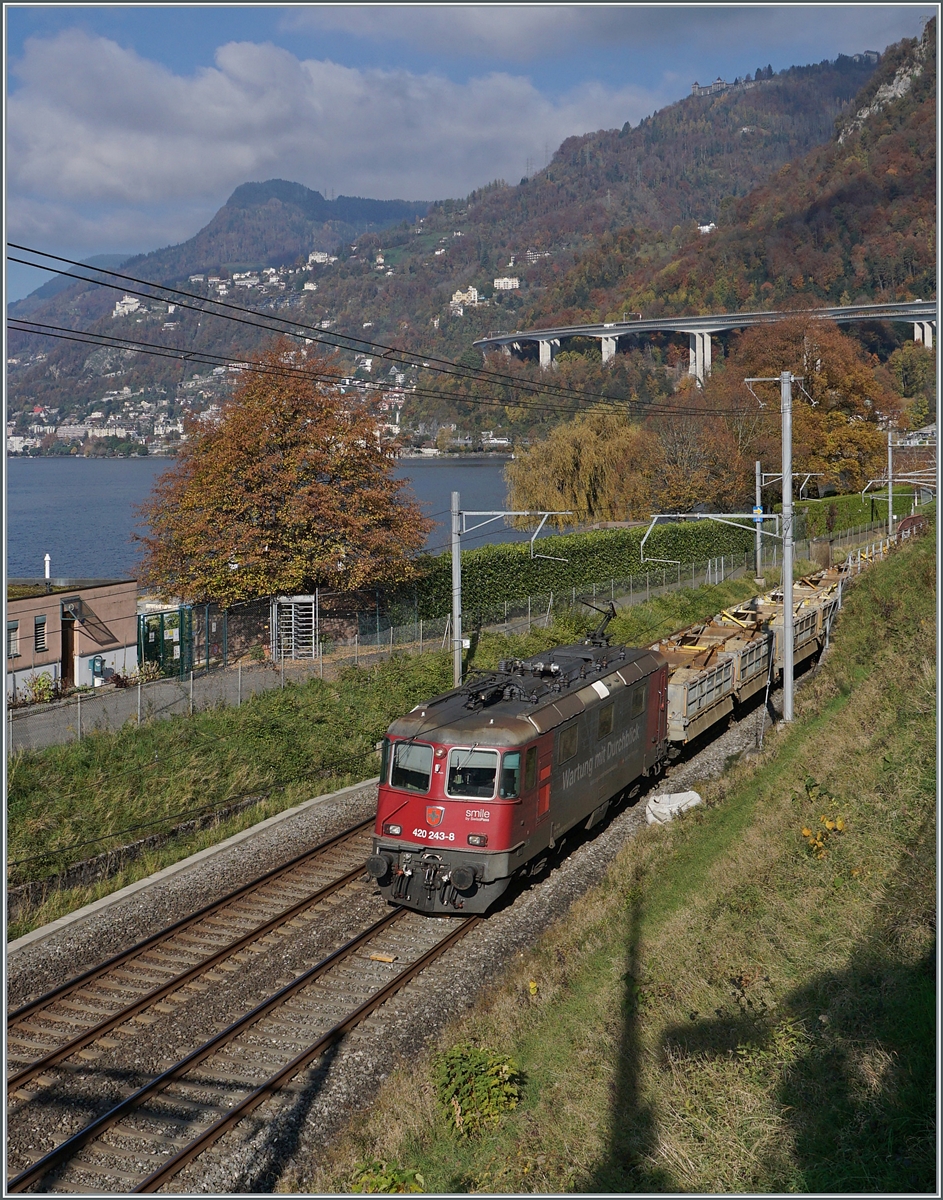 Die SBB Re 4/4 II 11243 (Re 420 243-8 )  Smile  erreicht mit ihrem Güterzug Villeneuve. 14. November 2024