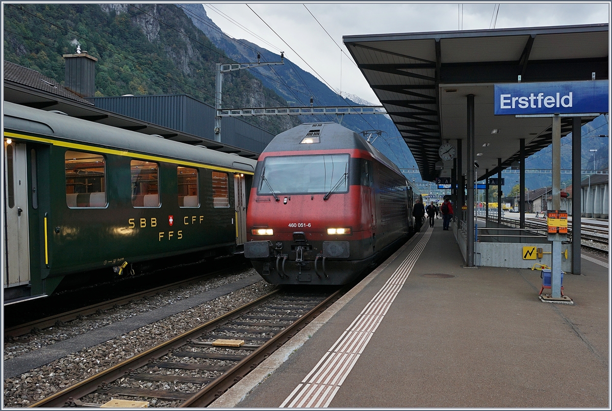 Die SBB Re 460 051-6 vor  historischem  Hintergrund in Erstfeld.

19. Okt. 2019