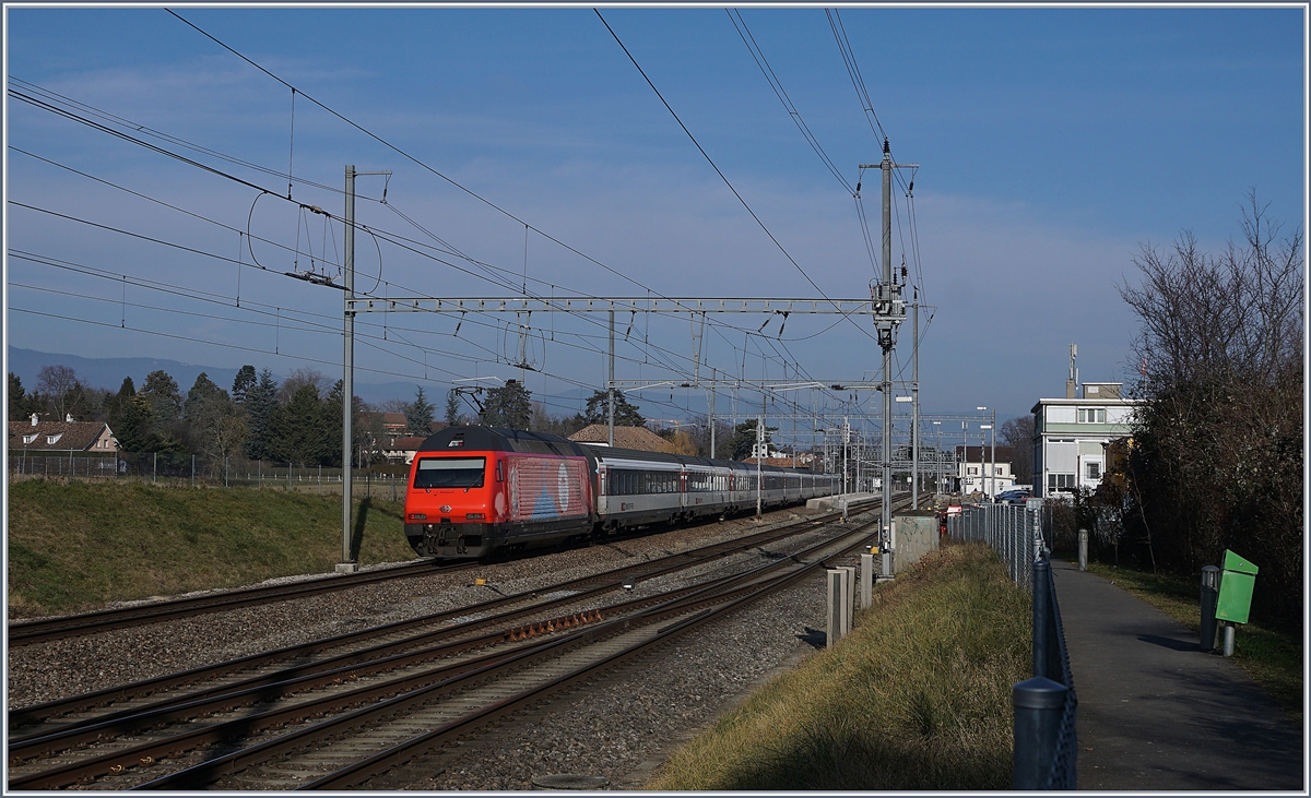 Die SBB Re 460  100 Jahre Zirkus KNIE  schiebt in Coppet ihren IR90 Richtung Wallis.

21. Jan. 2020