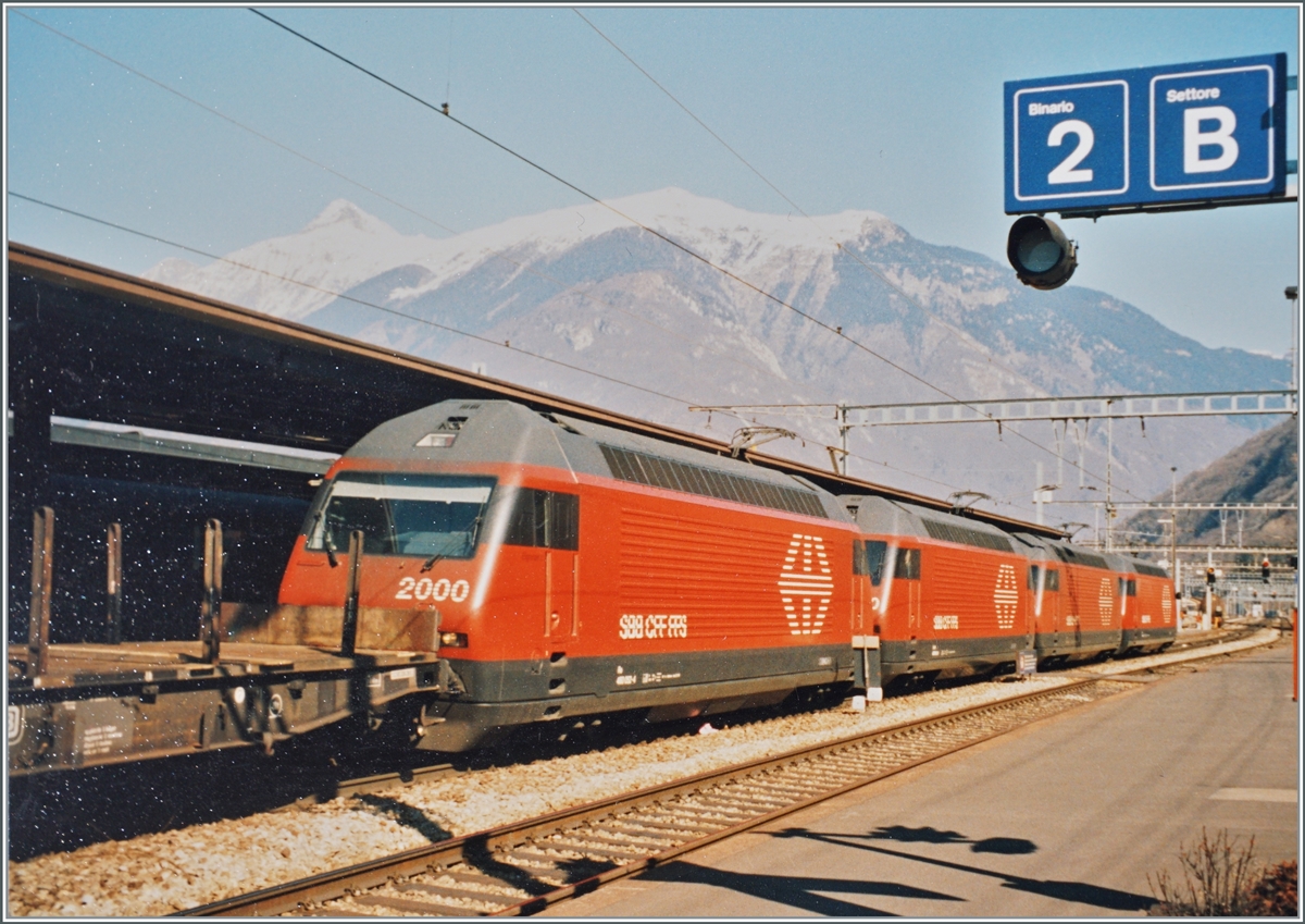 Die SBB Re 460 war als  Universallok geplant und gebaut und war Anfangs auch im Güterverkehr zum Einsatz gekommen. Nur als Nachschuss zeigt dieses Bild aus Bellinzona einen Güterzug der Richtung Norden fährt und von vier Re 460 gezogen wird. 

Ein Analogbild vom März 1996 