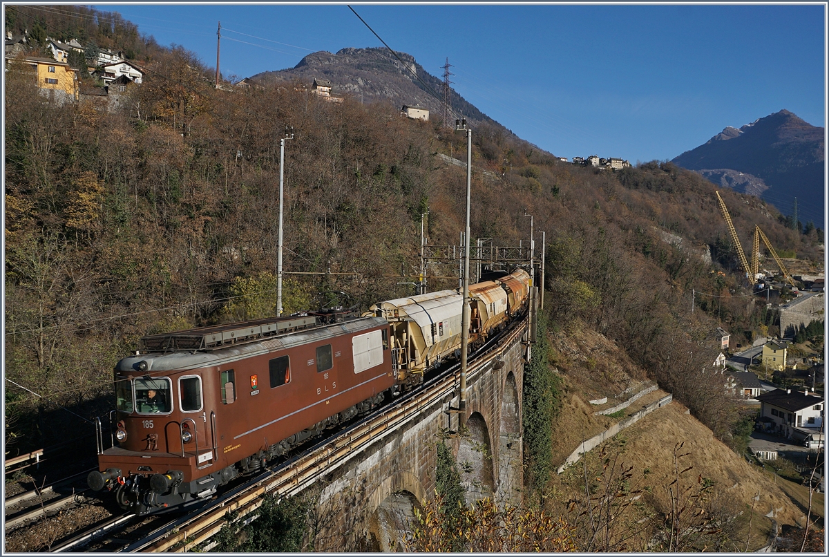 Die scheinbar sehr gut gepflegte BLS Re 4/4 185 erreicht mit einem Güterzug auf der Fahrt Richtung Domodossola in Kürze den Bahnhof Preglia.
21. Nov. 2017