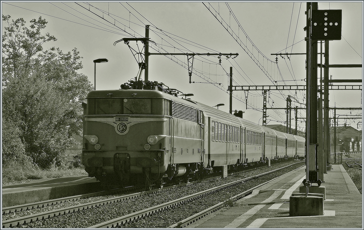 Die SNCF BB 25236 schiebt bei Vernier-Meyrin einen TER von Lyon in Richtung Genève. Damals war die Strecke noch mit Gleichstrom elektrifiziert. 

27. August 2009