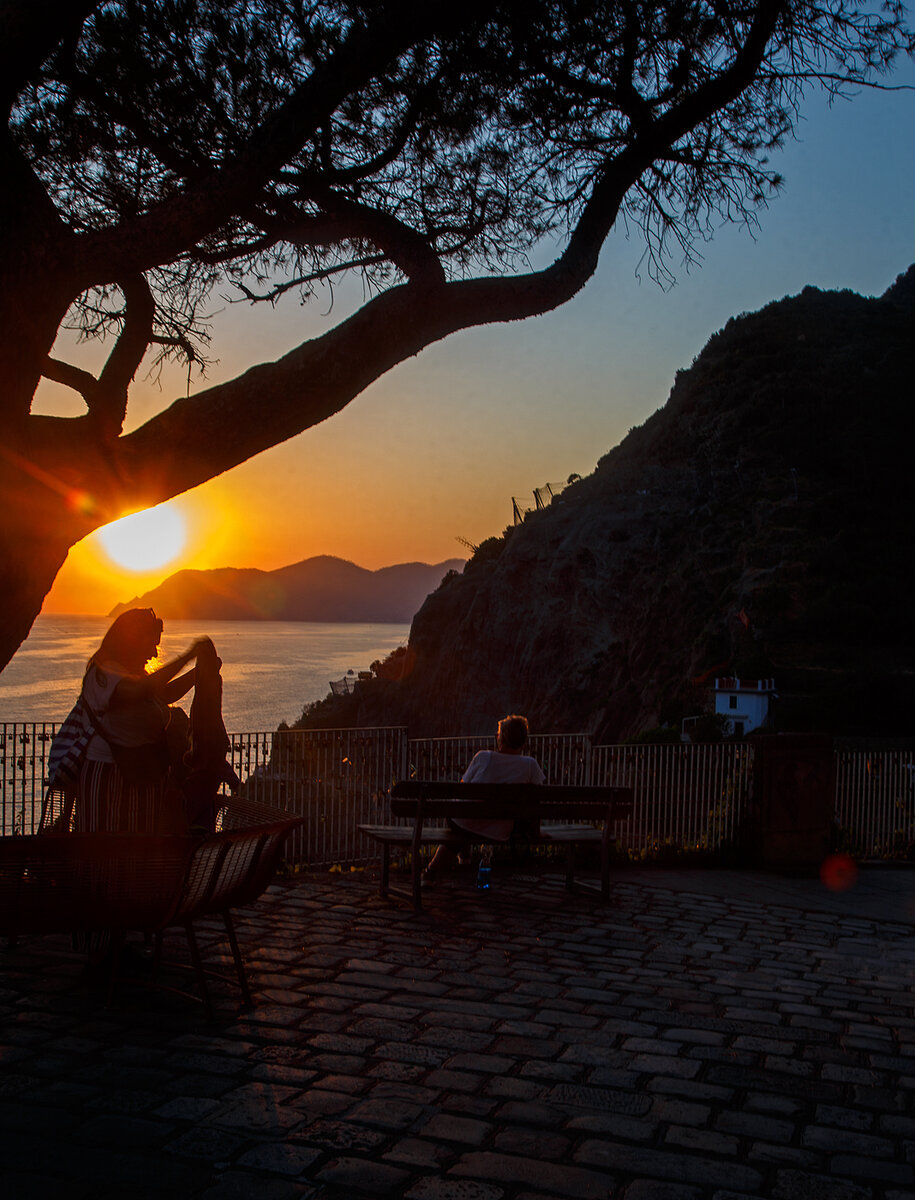 Die Sonne geht unter....
Riomaggiore (Cinque Terre) am 21.07.2022.
