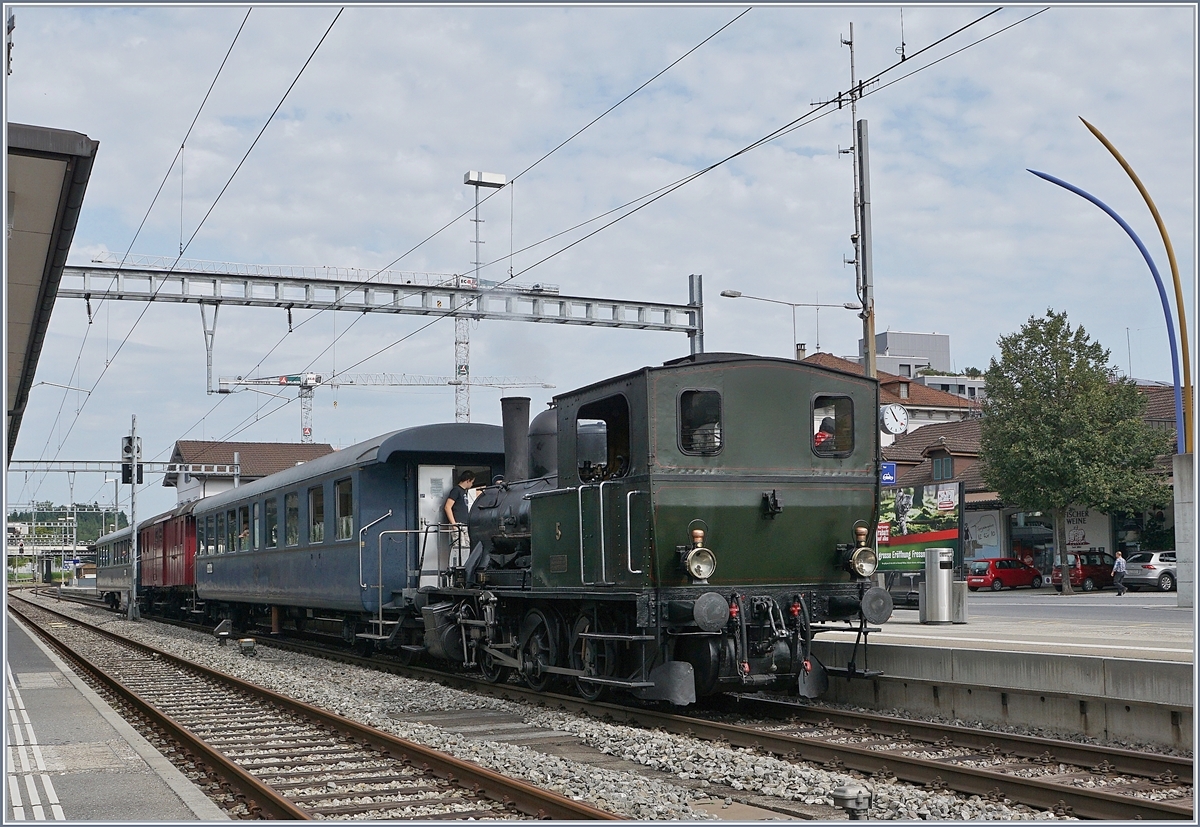 Die ST E 3/3 5 ist mit ihrem Zug in Sursee angekommen. Auch hier ist der Gepäckwagen miten im Zug eingereiht.

22. Aug. 2017