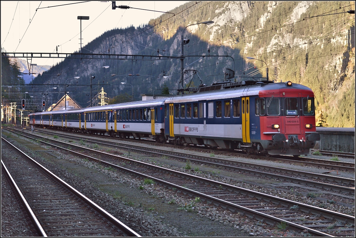 Drittletzter Planeinsatz von RBe 540 bei der SBB. 

Die Stunde der R�ckkehr nach Z�rich wartet. Der Zug mit RBe 540 039-5 und 034-6 wartet nunmehr aufgeb�gelt auf den Start des Rangierman�vers zum Bereitstellen. Das wird ihn immerhin in den Gotthardtunnel f�hren. Oktober 2014.
