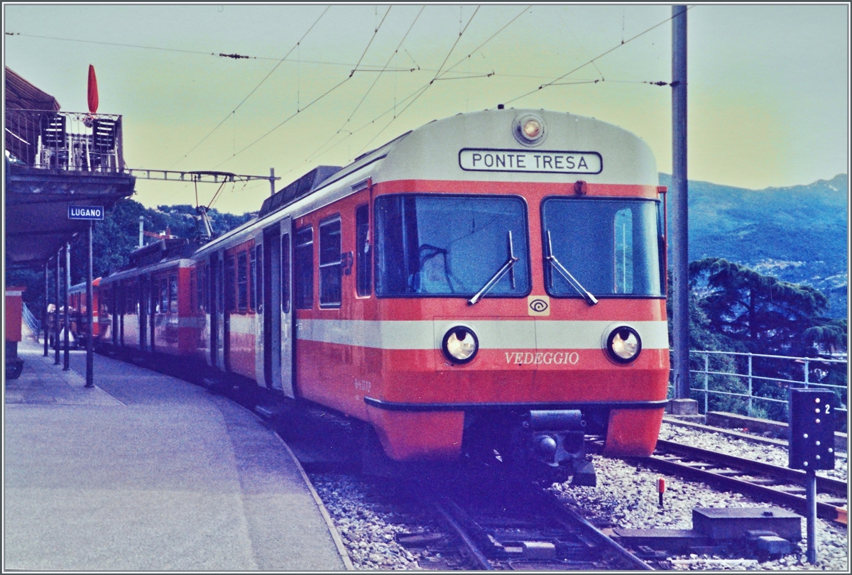 Ein Bild aus einer Zeit, als die FLP  Manderindli  noch nicht lächelten...
Der FLP Be 4/8 23  Vedeggio  wartet in Lugano FLP auf die Abfahrt. Interessant auch, das Weichensignal ganz rechts im Bild. 

Ein Analogbild aus dem Jahre 1985