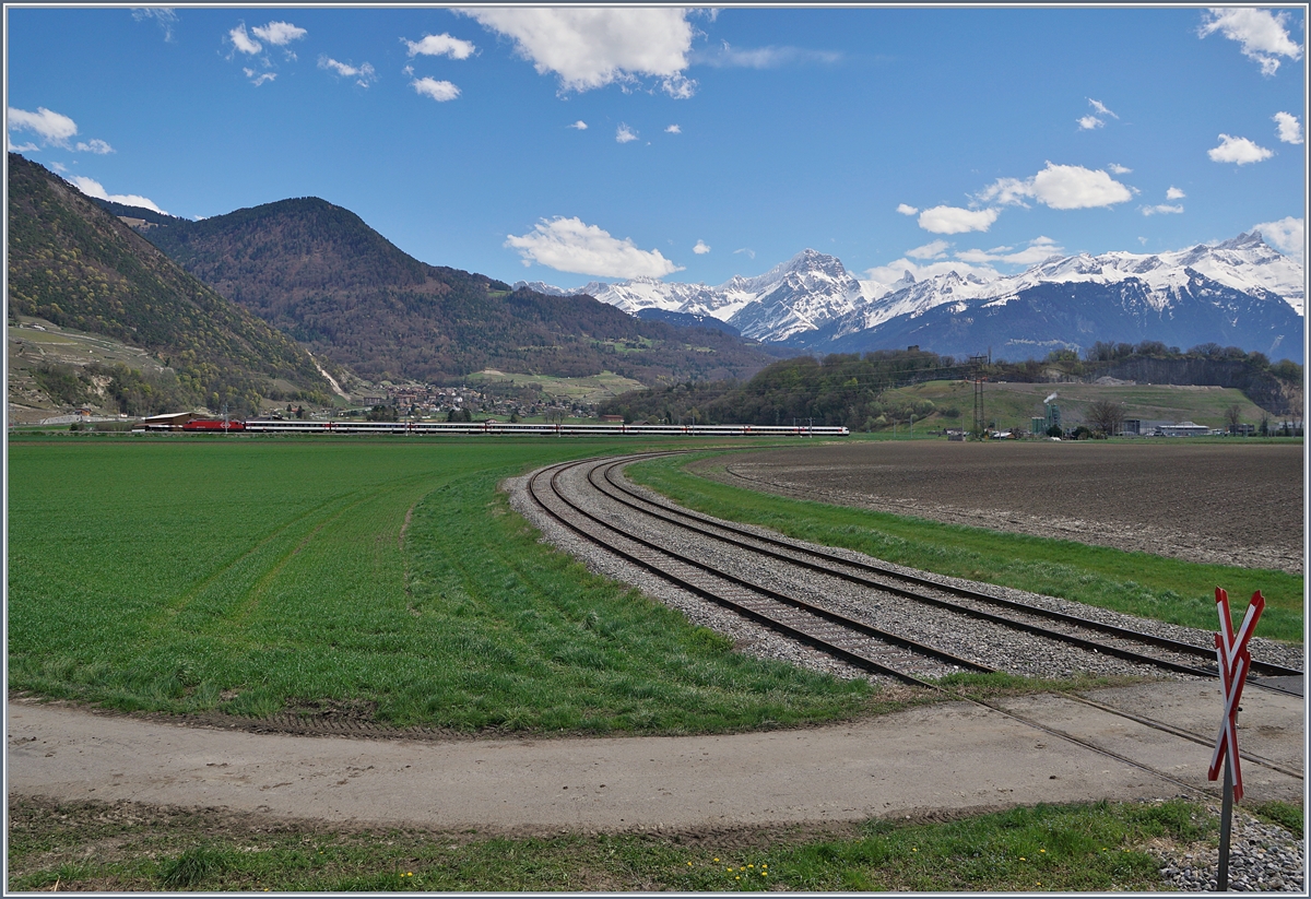 Ein eher ungewohntes Bild aus der Schweiz: eine vermeidlich zweispurige, NICHT elektrifizierte Strecke für in einem weiten Bogen durchs Land. Nun es handelt sich hier um die Anschlussgleise einer Ölraffinerie bei Monthey. Kaum war das eine Gleis saniert worden, wurde beschlossen die Raffinerie zu schließen...
Im Hintergrund ist zudem ein SBB IR Brig - Genève zu sehen. 

17. April 2018