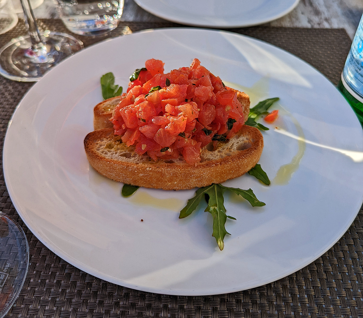 Ein Hauch von Sizilien an der Ostsee, hier am 15.05.2022 in Warnemünde.
Als kleine Vorspeise:
BRUSCHETTA ORIGINALE 
Geröstetes Weißbrot mit Tomaten, Knoblauch und Basilikum
