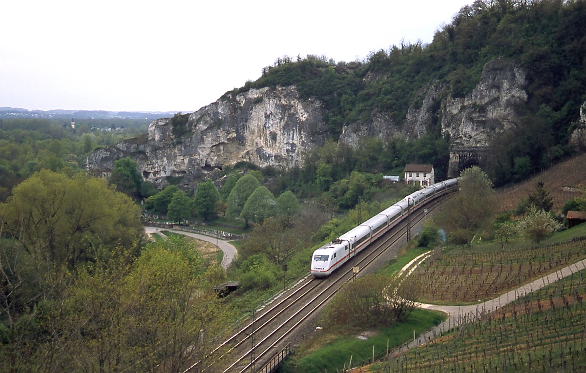 Ein ICE 1 durchfährt am 27.04.2012 den Isteiner Klotz. Seit der Eröffnung des Katzenbergtunnels im Dezember 2012 verkehren hier keine ICE mehr.