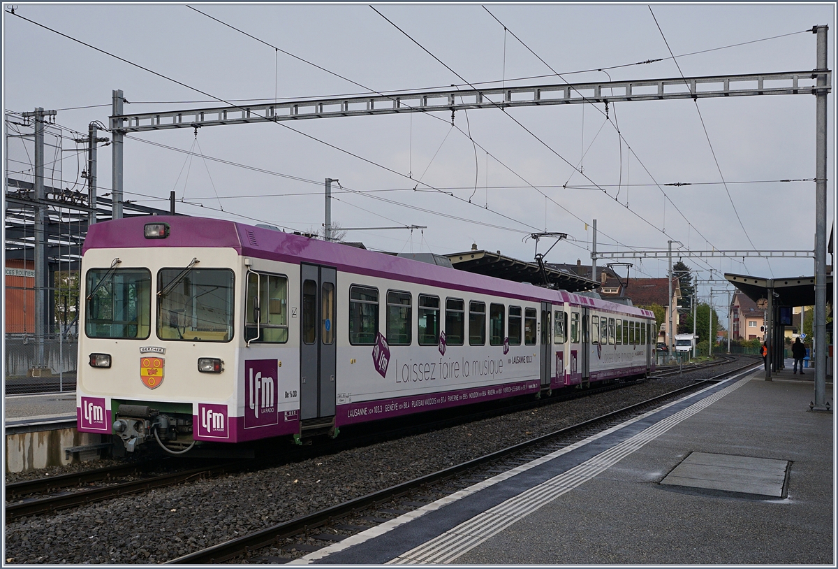 Ein LEB Be 4/8 Typ  VEVEY  in auffälliger Lausanne-fm Werbung in Echallens.
28. April 2017
