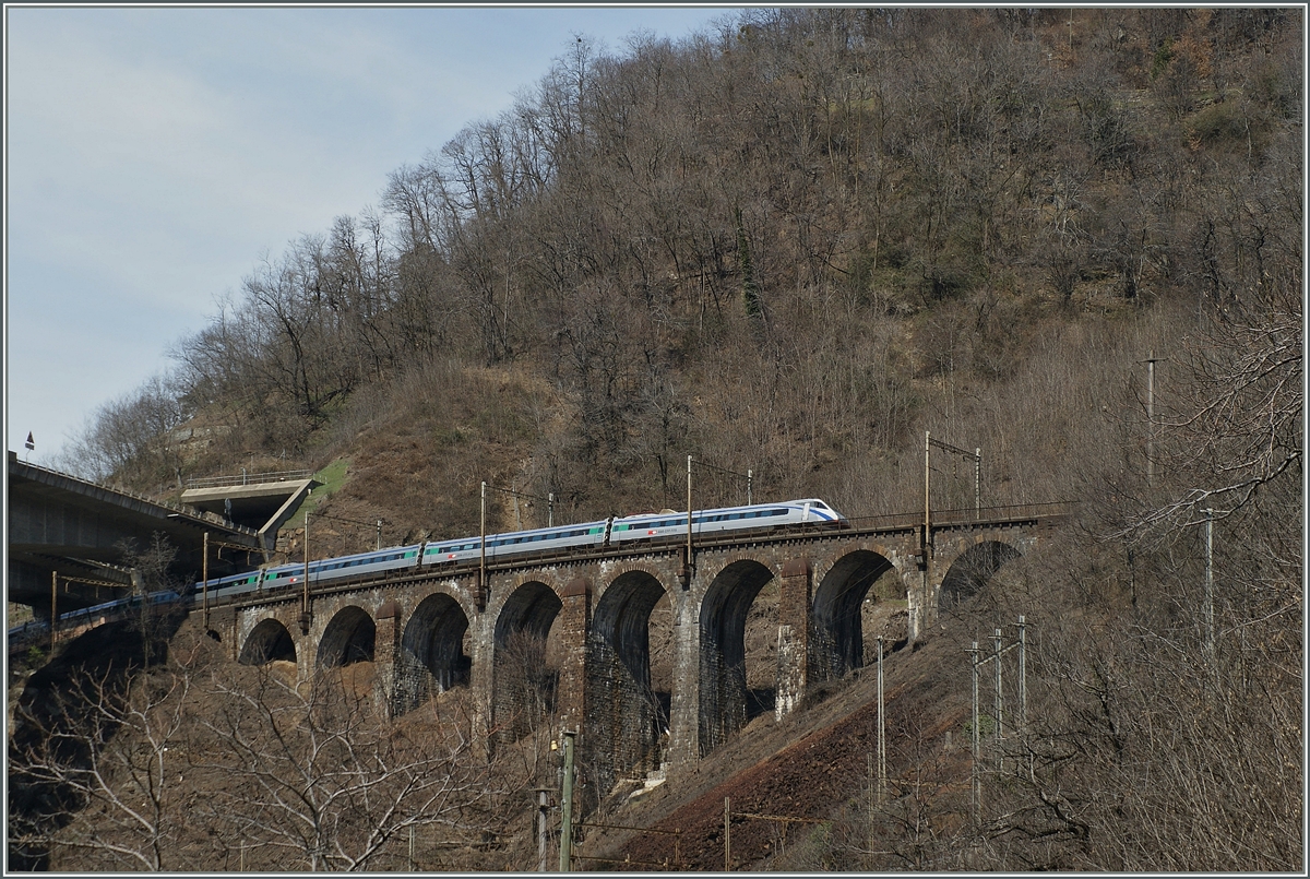 Ein SBB ETR 470 auf dem Pianotondo Viadukt in der Biaschina (S�drampe).
3. April 2013