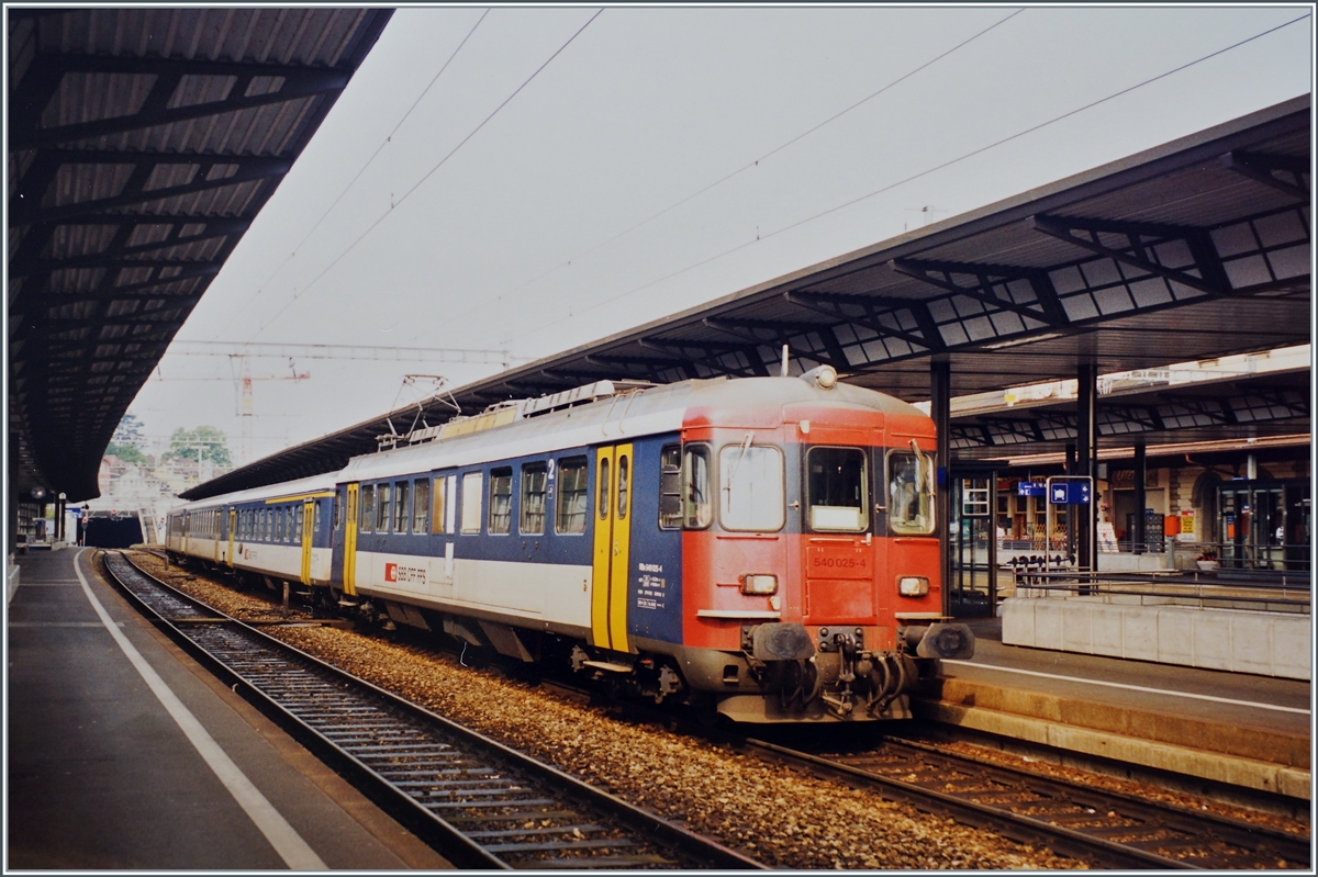 Ein SBB RBe 540 wartet mit einem Regionalzug in Aarau auf die Abfahrt nach Brugg (A). 

Analogbild vom Mai 1999