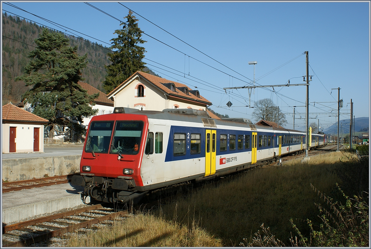 Ein SBB Regionalzug von Neuchâtel kommend, wendet in kleinen Kopfbahnhof von Buttes für die baldige Rückfahrt nach Neuchâtel. Zug- bzw. Schiebelok ist eine SBB Cargo Re 420. 19. Nov. 2009
