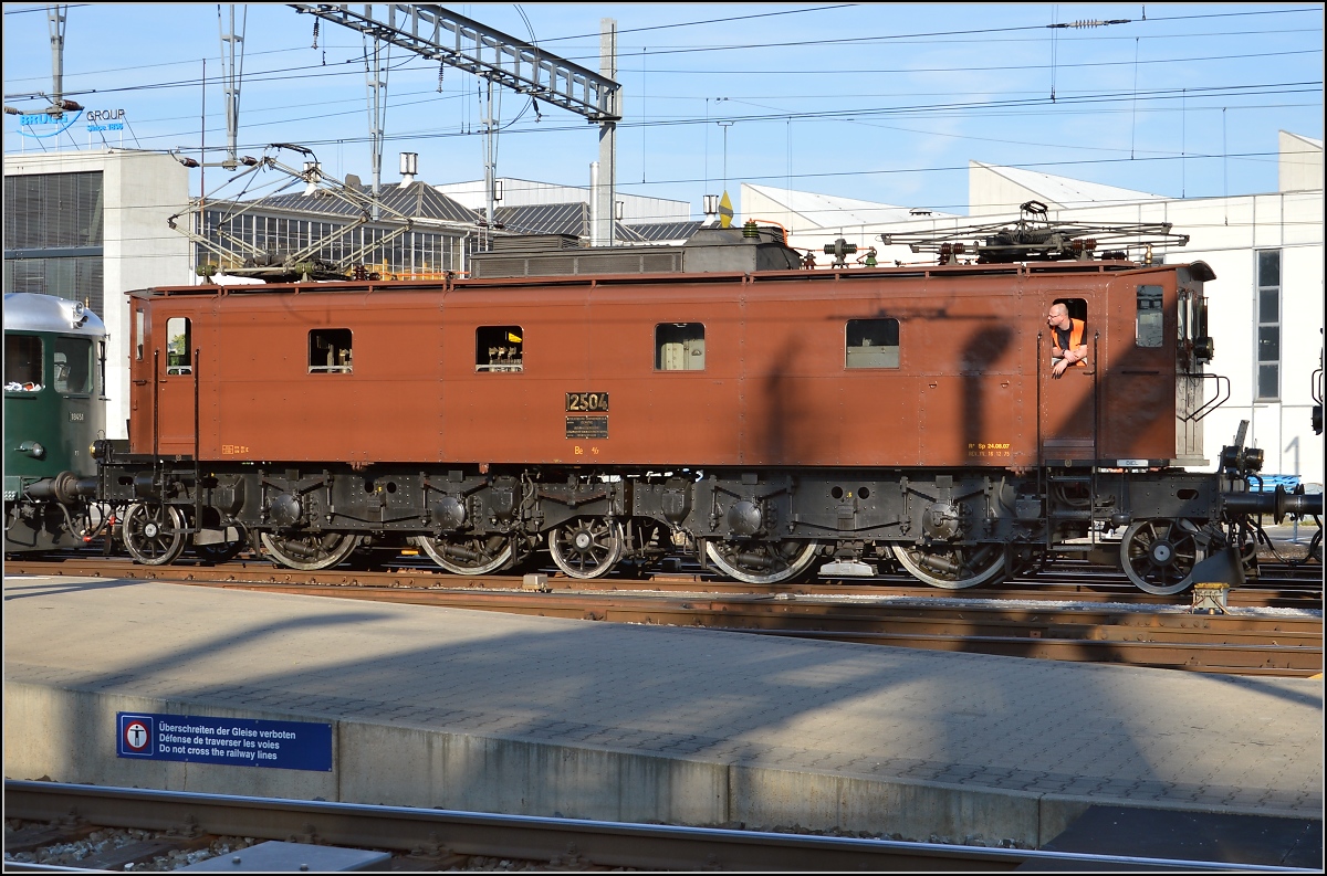 Ein spezieller Zug wurde in Brugg nach dem Tag der offenen Tore rangiert. Be 4/7 12504 in der Mitte. Ungew�hnlich an der Lok ist nicht nur die Achsfolge (1'Bo1')(Bo1'), sondern auch der fr�he Einsatz eines Einzelachsantriebs, w�hrend die anderen Loks dieser Zeit mit Stangenantrieb versehen waren. F�r das Baujahr 1921 ist bei 111 t Gweicht die Leistung von 1770 kW nicht zu verachten. Mai 2015.