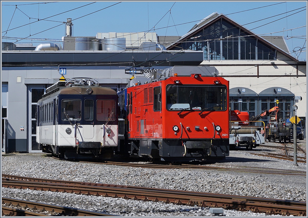 Ein Teleblick ins Atelier de Chernex der MOB: Be 4/4 und MVR HGem 2501 warten auf neue Einsätze.
27. März 2017