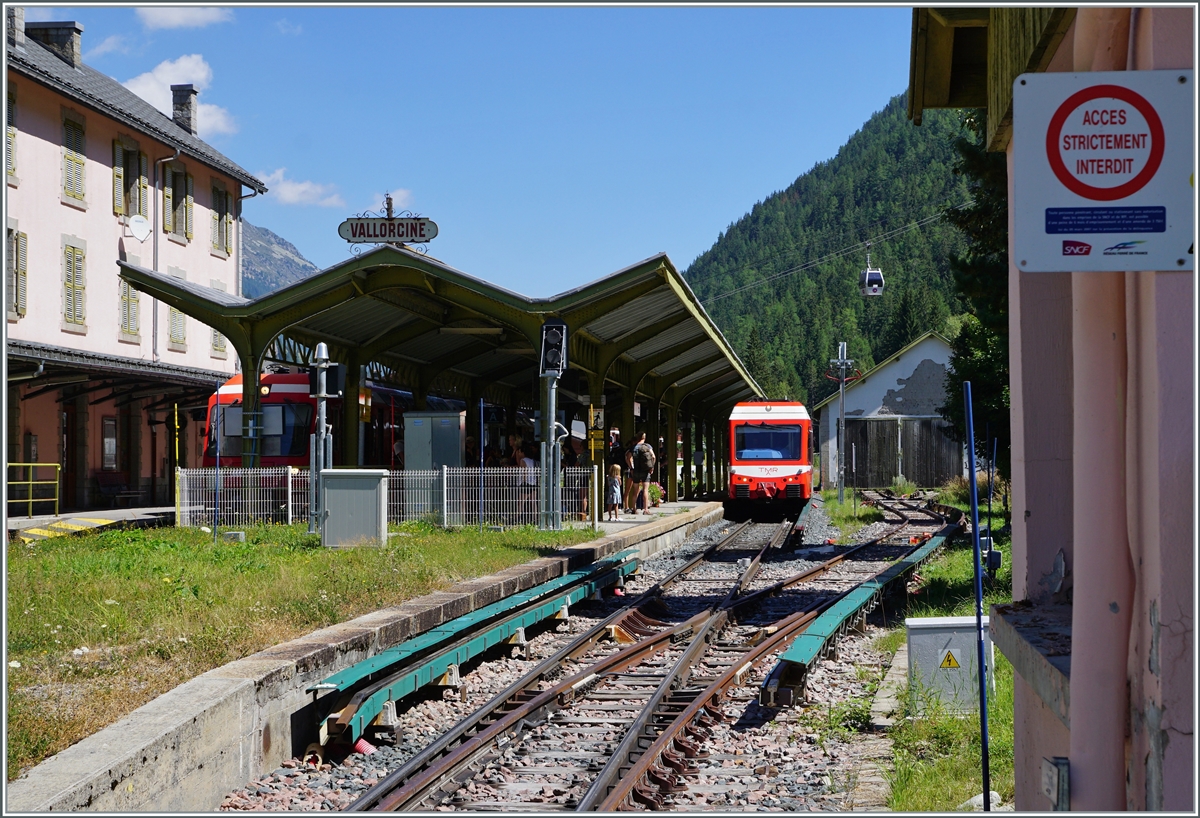 Ein TMR Beh 4/8 erreicht als Regionalzug von Martingy den Bahnhof von Vallorcine, w�hrend unter dem Bahnsteigdach im Schatten der TMR/SNCF BDeh 4/8 21 als Anschlusszug nach St-Germain-les Bains-le-Fayette steht. 

1. August 2022