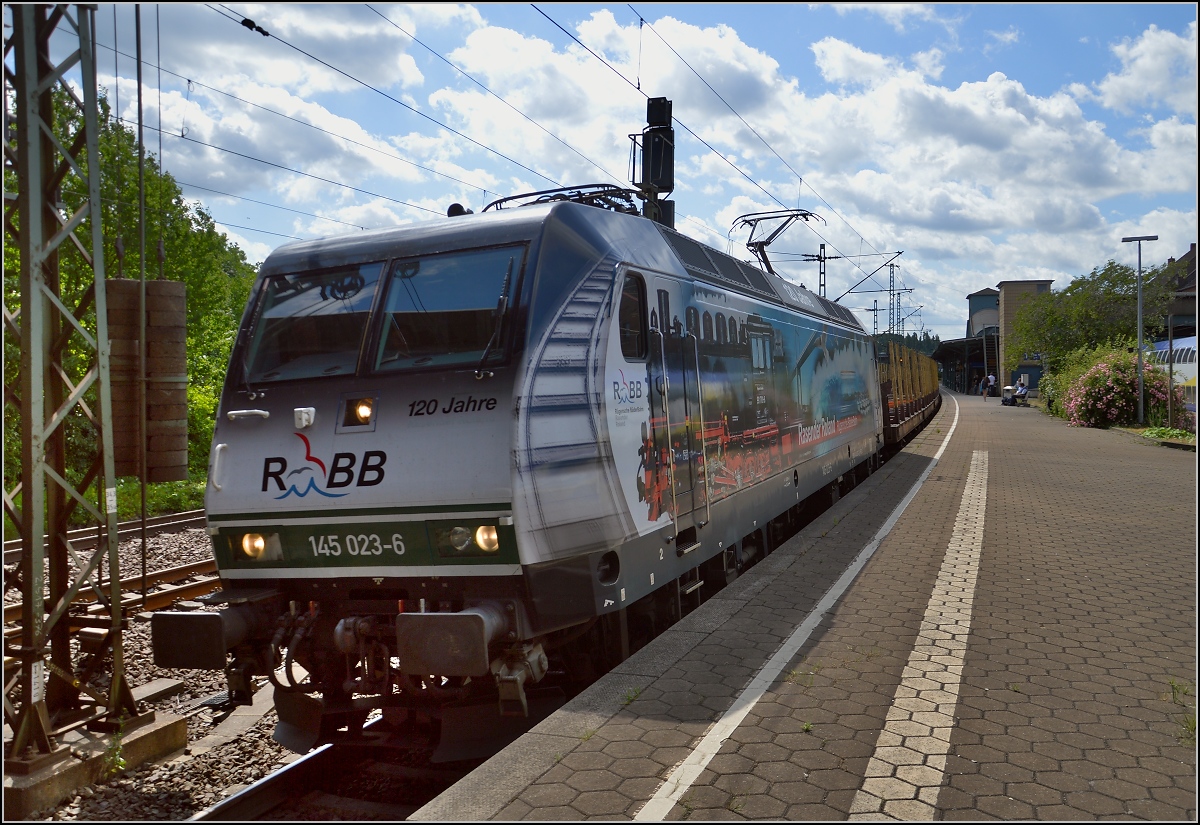 Eine Lok mit Schweizer Vergangenheit. Als Re 486 651 für die MThB gebaut, von der SBB unter Re 481 001 übernommen, heute als 145 023-6 bei der Press mit schöner Werbefolie in Betrieb. Hamburg Harburg, Juli 2015. 

Zum Vergleich das vorherige blaue Farbkleid: http://igschieneschweiz.startbilder.de/bild/deutschland~gueterverkehr~rheinstrecke/422076/wer-genau-hinschaut-erkennt-ansatzweise-die.html