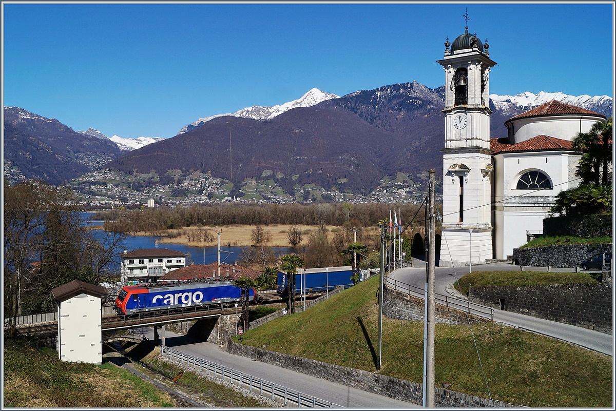 Eine SBB Cargo Re 474 mit einem Güterzug bei Magadino.
19. März 2014